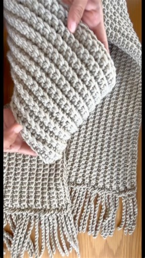 Single crochet scarf with fringes!🧶#crochet #scarf #fringes #singlecrochet #freepattern #simple