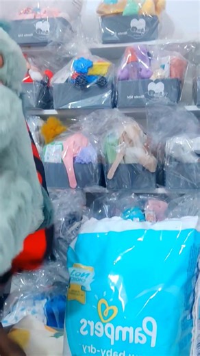 BOX CADEAU NAISSANCE By AKWABA BÉBÉ Vous souhaitez offrir des box de naissance à vos proches ? Visitez notre catalogue de paniers disponibles ici: https://wa.me/message/DOPZB4YIV2VGJ1 Nous les confectionnons depuis 5 ans avec un contenu varié et riche 👌 Livraison entre 12 et 24 heures partout à Abidjan Expédition et réception en 72 heures partout en Côte d'Ivoire. Nb: Cartes de vœux et ballons gratuits Contactez nous au 01 01 08 99 95 | Akwaba Bébé By ASF