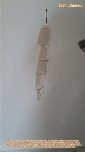 Réparation murale : ouvrier colmatant une fissure avec un enduit de jointoiement