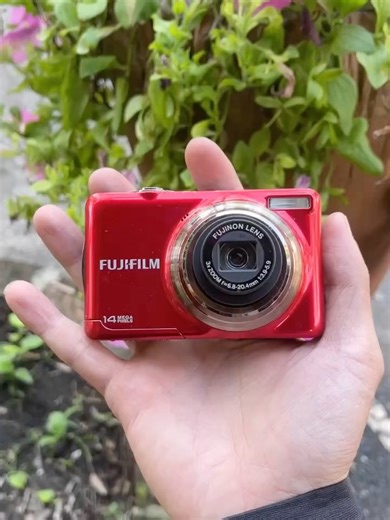 Tiệm máy ảnh giá bèo nhất IG on Instagram: "❌HẾT❌☆ Fujifilm Finepix JV300 ☆ Chất ảnh vintage trong trẻo, màu tươi tắn sắc nét, chất ảnh của nhà Fuji thì khỏi phải bàn nhe. Em này chụp trong nhà thì ảnh hơi tối, chụp ngoài trời nắng thì xinh đin lun nha 📸 Ảnh do Haepi chụp từ máy, ko lấy ảnh mạng ✨ Giá: sold 🔧 Thông số kỹ thuật Cảm biến: CCD 14 megapixel Ống kính Fujinon zoom quang học 3× ISO: Auto, 100 - 1600 Quay video HD 1280 × 720p @ ~30 fps với âm thanh 🎯 Chế độ chụp 