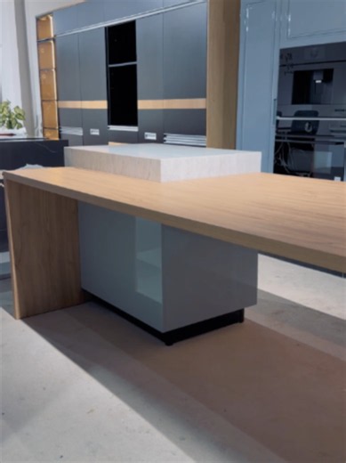✨ Construisez la cuisine de vos rêves avec Eurêka ✨ Une cuisine moderne, élégante et raffinée, où chaque détail compte. 🤍 Des lignes épurées, des couleurs intemporelles et des finitions élégantes pour créer un espace à la fois chic, fonctionnel et chaleureux. 🏡 🤎 Des teintes sophistiquées ✨ Des finitions raffinées 🖤 Un design moderne 🍽️ Un espace pensé pour partager et profiter Chez Eurêka sur mesure, donnez vie à la cuisine dont vous avez toujours rêvé et créez un intérieur qui vous ressem