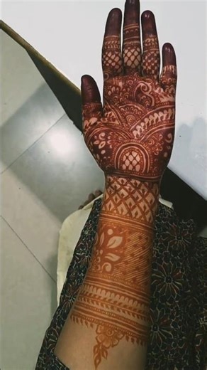 Get festive ready with this stunning Navratri Mehendi Design! 🌼💃