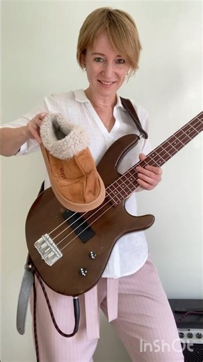 A pick, fingers… or a shoe technique on the bass?! 🎸
