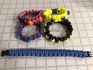 How to Make a Paracord Bracelet with Two Colors and Beads