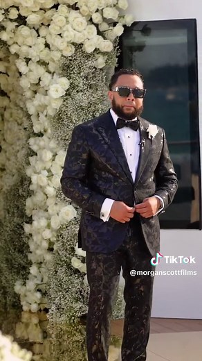 My man set a new record for how long a groom walked down the aisle 😂 #weddingvideofunny #funnyweddingmoment #blackwedding #blacklove #miamiwedding #miamiweddingvideographer