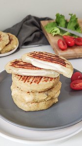 Je vous présente de délicieux croques galette ! Les croques galettes sont des galettes de pommes de terre. Elles sont fourrées au fromage et jambon de dinde fumé. C’est une recette originale qui donne vraiment envie de croquer dedans ! Le croque galette me fait penser à un croque-monsieur. De plus, la confection de cette recette est extrêmement simple et rapide à réaliser. Pour la cuisson des croques galettes, j’ai utilisé un gaufrier. Mais vous pouvez très bien les cuire dans une poêle. La rece