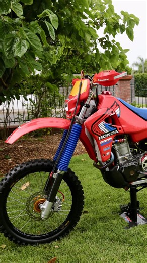 BikeBound ™ Custom Motorcycles on Instagram: "FLASH RED: 1985-Style Honda XR680R Restomod from @peteken69: “I always thought that someone should do a 650R and backdate it to look like an ’85 XR600, so that is what we did. As most of these projects do it got a bit out of hand and we ended up pretty much modifying everything to the highest standard…” Full big-bore high/comp engine build from @mxrp_hq, @mpe_suspension tuning, Excel rims, hydraulic clutch conversion, @cmtcompositi carbon covers, @ri