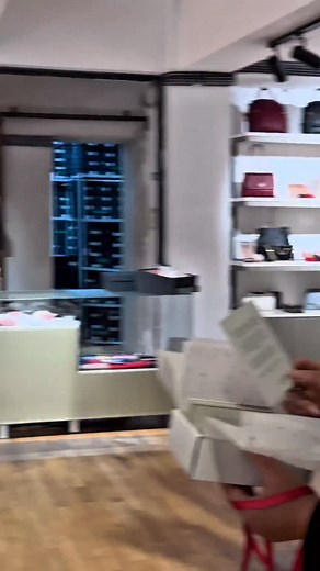 Nu te scuza când ai noroc!!! Norocul nu e întâmplare. 🙏🏼 De multe ori, norocul apare exact când muncești cu inima deschisă. Recent, am reintalnit-o pe @ana.oglejan , o tânără arhitect care creează bijuterii de argint și fostă câștigătoare a unui concurs la care am fost parte din juriu in 2013. Eu tocmai îmi pierdusem cerceii… și ea mi-a dăruit o pereche poate chiar mai potrivită decât dacă aș fi ales singură😂 Când puneți suflet în ce faceti, universul are felul lui de a răspunde. | Cristina B