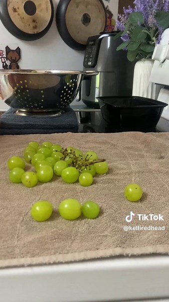 Wberyone cleans, dries and picks grapes like this right? I thoight everyone sid it this way. #preptips #cookinghacks #grapes