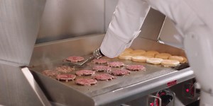 Flippy, el robot capaz de hacer hamburguesas, obtiene un puesto de trabajo fijo