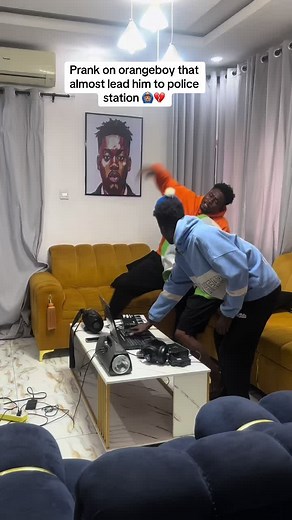 Prank on orangeboy that almost lead him to police station @E bluez @OGO⭐️ #viral #fyp #fypシ゚ #trendingvideo #trend #viralvideos #orangeboy #orangeboycomedy #orangeboyprank