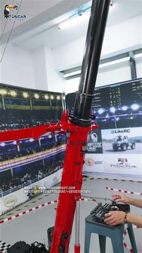 1:14 Scale RC Hydraulic Mobile Crane Truck D1350 Inspecting the Quick-Release Hydraulic Couplers