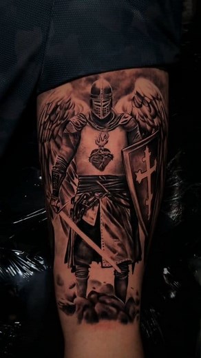 Tatuagem parte externa da coxa. Tema religioso ASMR/TATTOO | Vago Tattoo