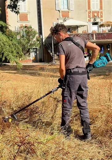Débroussailleuse sans fil pratique pour les bordures, les herbes hautes et les zones difficiles du jardin. 🔋 Livrée avec 2 batteries pour travailler plus longtemps sans câble. ⚙️ 2 vitesses réglables selon le type d’herbe et le travail à effectuer. ✂️ 3 systèmes de coupe : fil nylon pour les finitions, lame pour les mauvaises herbes plus résistantes et lame en acier pour les travaux plus exigeants. 🛡️ Double système de sécurité pour limiter les démarrages accidentels. #debroussailleuse #coupeb