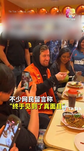 艾伦沃克（Alan Walker）到访“Uncle Roger”餐厅，过程中更摘下了他标志性的口罩，首次曝光真面目，迅速引发了网民们的广泛关注与讨论。 #uncleroger #alanwalker #maskoff #艾伦沃克 #口罩 #曝光