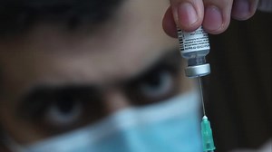 Pfizer targets at least 2 bln COVID-19 vaccine doses this year, sees $15 bln in 2021 from the shots