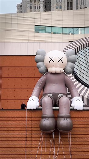 ⏰ Final days to see KAWS HOLIDAY: SAN FRANCISCO. Stop by before it lifts off for good. Then, step inside for KAWS: FAMILY, still on view and just as unforgettable. 🎟️ bit.ly/4rtzjEQ 🎥 by Mogli Maureal #KAWS #SFMOMA #KAWSHOLIDAY | SFMOMA San Francisco Museum of Modern Art