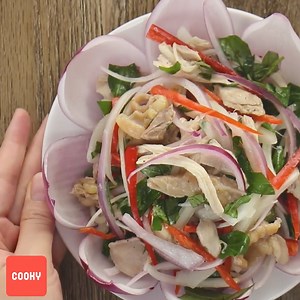 🥗 Gỏi Gà Hành Tây – Đơn Giản Mà Ngon! Thịt gà mềm, hành tây giòn, nước mắm chua ngọt – chỉ vài nguyên liệu đơn giản đã tạo nên món gỏi bùng nổ hương vị! Tự làm món này tại nhà đơn giản hơn với công thức của nhà cooky nha: https://www.cooky.vn/cong-thuc/goi-ga-hanh-tay-27606 ------------------------------ Cooky ☎ Hotline: 1900 2041 🌐Website: Cooky.vn | Cooky