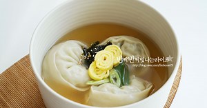 How to make super simple dumpling soup. A neat bowl