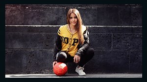 La freestyler mexicana que anota canastas con sus piernas y un balón de fútbol