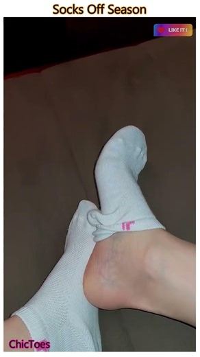 Too Hot for Socks? #feetsoles #chictoes #pinksoles #beautifulfeet #prettyfeet #cutetoes #feetlove