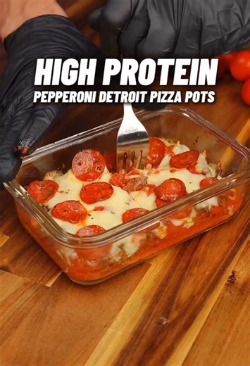 High Protein Pepperoni Detroit Style Pizza! Only 564 Calories!🍕🥘🔥 Made By: @Panacea Palm For All The Best & Simple High Protein Recipes In One Place Follow: @legends_cooking Follow My Main Account: @Mykhaylo Macros: 564 Calories 52g Protein 53g Carbs 15g Fat Ingredients & Cooking Directions: Make 4 Servings For the pizza crust: 225 self raising flour 250g 0% fat Greek yoghurt Pinch of salt (roughly 1 tsp) Cooking spray Oven Bake at 200°C with fan for 10-12 minutes till golden brown🔥 For the 