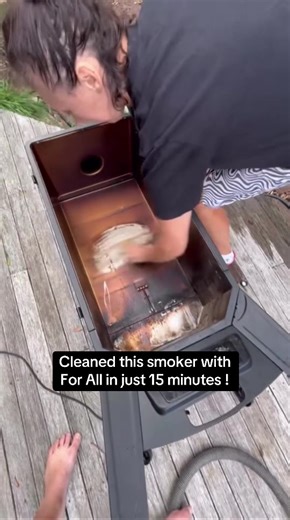 Effortless Smoker Cleaning in 15 Minutes
