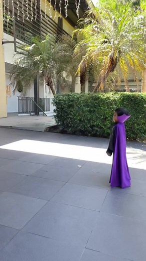 Coolest Dracula walking in bright sunny day 🧛🏻 @thedistrictimus #halloweencostume #halloween2023 🎃 #nofear #newbreed #funloving #dracula #inthecity #broaddaylight #blackcatlovers #kidscostume #kidshalloweencostumes #TikTokHalloween #littledracula #draculakids #trickortreat #kidsbelike