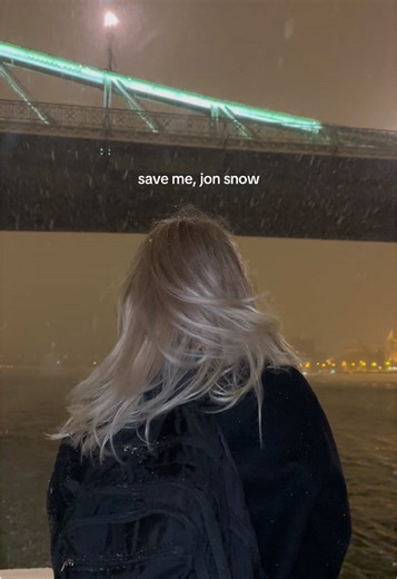 me & my backpack against the world | #gameofthrones #jonsnow #budapest #chainbridge #libertybridge