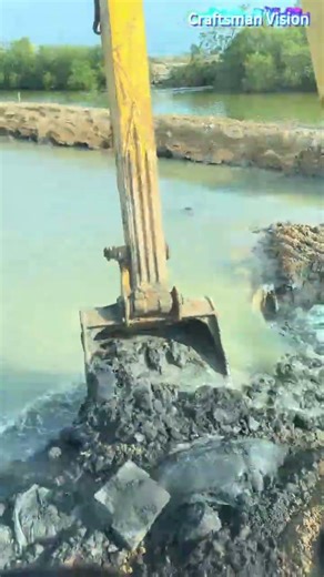 Drainage in foundation pit construction: Excavator excavation water diversion channel