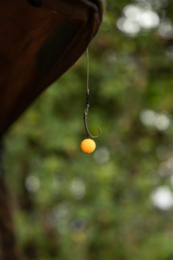 Slip-D Spinner Rig - Step by Step 👀 The Slip-D Spinner rig uses a supple blow back D as opposed to your conventional Hook Ring Swivel, which allows the hook bait to have more movement, allowing it to 'blowback' giving it more weight to the hook, pulling it downwards into the bottom lip 🔥 Heres how to tie it 😎 | Fox International