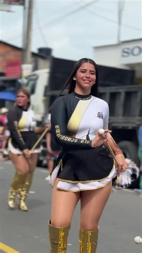 Anahii: Belleza y Estilo en Movimiento