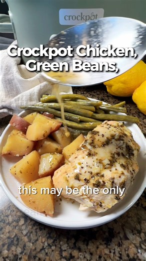 Chicken, Potatoes and green beans is a light and easy meal! Recipe: https://www.themagicalslowcooker.com/seasoned-chicken-potatoes-and-green-beans/ | The Magical Slow Cooker