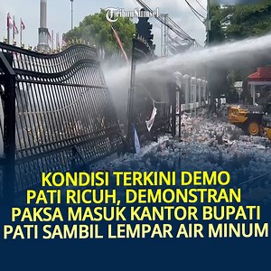 Kondisi Terkini Demo Pati Ricuh, Demonstran Paksa Masuk Kantor Bupati Pati Sambil Lempar Air Minum Demo di kantor Bupati Pati, Jawa Tengah diwarnai aksi ricuh dan lempar air minum. Peserta demo melemparkan air minum ke arah gerbang kantor Bupati Pati. Beberapa peserta demo juga mencoba menerebos gerbang kantor Bupati Pati yang dijaga oleh anggota brimob dari dalam. Mereka terus menggoyangkan gerbang akan terbuka. | Tribun Sumsel
