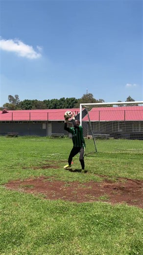 In a real game, goalkeepers don’t dive every second. We stay balanced, we set early and we read the moment. This drill is about mastering control before reaction.