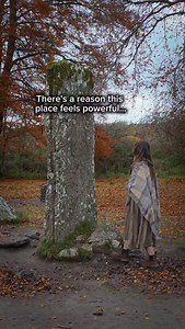 Clava Cairns is one of the most intriguing places I’ve ever visited in Scotland. Built around 4,000 years ago, this Bronze Age cemetery was designed with incredible precision, the passages and even the tallest stones are aligned to the midwinter sunset. That’s ancient astroarchaeology at its best. Some of the stones even have cup-and-ring carvings, a type of prehistoric rock art we still can’t fully explain. It’s no surprise Outlander used this place as inspiration… the atmosphere here really do