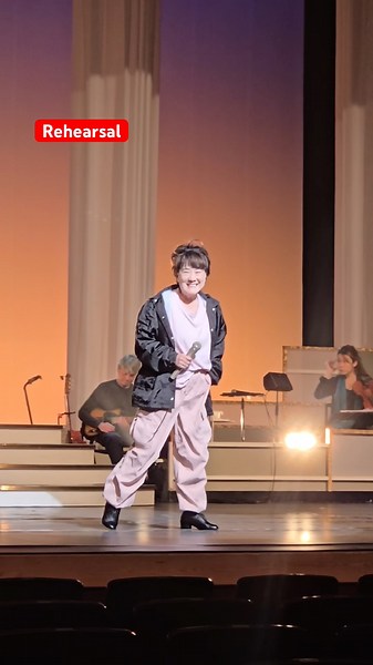 リハーサル中の川中美幸...カメラを見つけてサービス精神たっぷり✨やはり笑いが絶えない現場です🤣#川中美幸 #暖流桜 #リハーサル #shorts