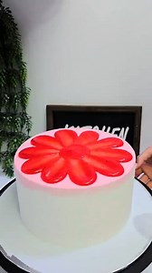 pastel decorado con detalles de glaseado de color rojo intenso para celebración #bolo #cake #pastel #birthday #cakedesign | Pastelería deseada