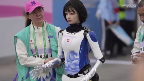 Robots run half marathon in China