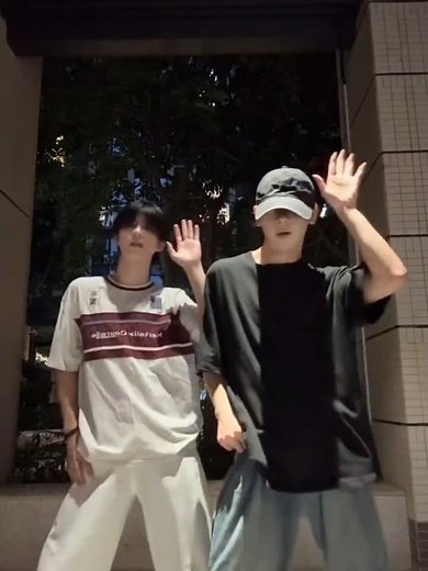 hello mr dj #dance #shorts #shortsfeed #dancer #fyp #kpop #cpop #krstudio @KPOPHMKShorts #fypシ