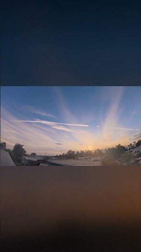 Golden hour timelapse — Sonnenuntergang über der Stadt.