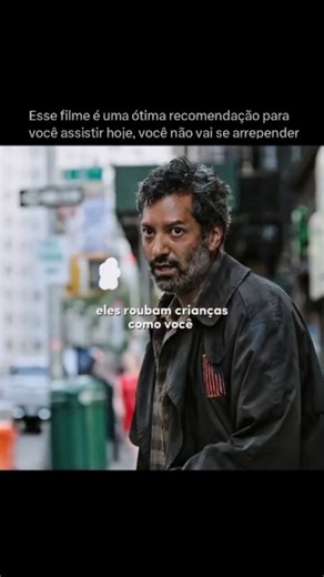 SEM SPOILER on Instagram: "Roland Deschain, o último pistoleiro de um mundo que está se desfazendo, embarca em uma jornada implacável em direção à misteriosa Torre Negra — o centro de todos os mundos e realidades. Perseguido por memórias dolorosas e determinado a impedir que o Homem de Preto destrua o equilíbrio do universo, Roland forma uma improvável aliança com Jake, um garoto vindo da nossa realidade, que guarda visões da Torre e de seu destino. Enquanto atravessam desertos, criaturas sombri