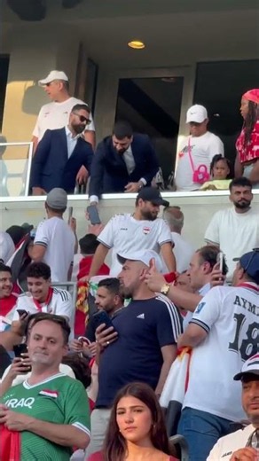 الجماهير العراقية تحتفي بنجم منتخبنا الوطني السابق رئيس بعثة منتخبنا في المونديال محمد ناصر