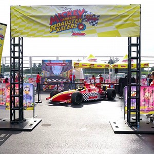 We’re at #Indy500 and driver #28, Ryan Hunter-Reay, visited the #MickeyandtheRoadsterRacers Pit Stop where racing fans were getting ready for the biggest race of the season with some fun activities! 🏁 IndyCar Series Andretti Autosport #MickeyRoadsterIndy | Disney Jr.