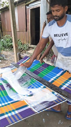 village Taat mercerizing Lungi |তাতের লুঙ্গি মার দিয়ে গ্লেজ বানানো হচ্ছে #satisfying #colour #