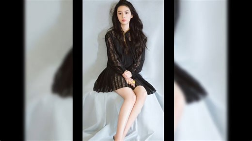 周也身材纤细双腿修长笔直，既有少女的娇俏，又散发着迷人魅力。