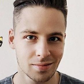 Rewinside Girlfriend 2025: Dating History & Exes - CelebsCouples