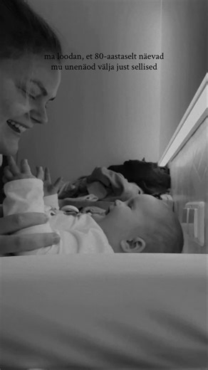 Hele-Liis Tamm (Helekas) on Instagram: "seda tunnet lihtsalt ei ole võimalik sõnadesse panna. kuulda oma last naermas, siiralt ja südamest. need õhtused tudukatesse riietamised on meie kahe kvaliteetaeg ja seal ma teadlikult võtan selle aja, et lihtsalt olla hetkes ja nautida seda perioodi, kus me parasjagu oleme. jutustame, uudistame ringi, musitame, kõditame, itsitame. mõni päev funktsioneeridki paari tunni une pealt ja see on okei. ma tean, et ühel päeval, kui Marta on juba suurem ja ei vaja 