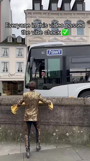 The Best Reaction: Clapping Behind Him