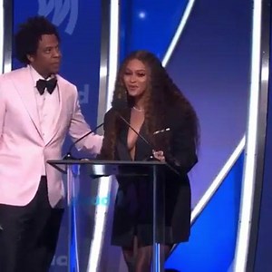 Jay-Z honors his mother in his acceptance speech for the Vanguard Award at the Gladd Awards. 🔁 @glaad via/IG | BET